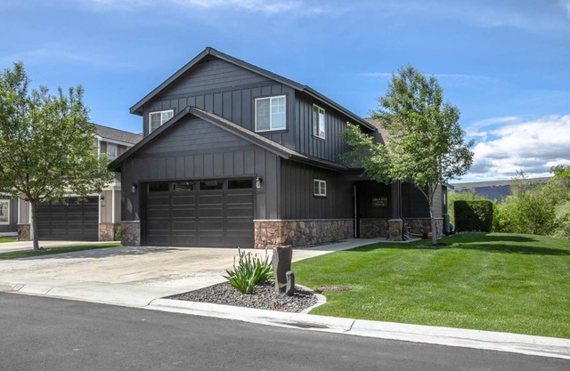 Luxury Crescent Bar Home close to The Gorge, Misson Ridge on the Columbia River