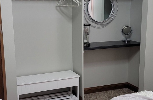 Luxury Decor - Close to Hospital and Hwy 16 -