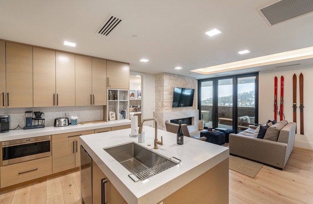Luxury Deer Valley Condo, Large Balcony, BBQ, Firepit, Hot Tub, Walk to Hiking & Biking Trails