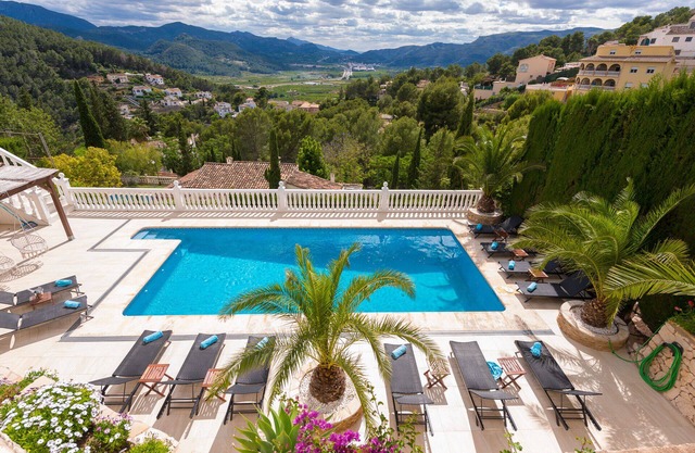 Luxus freistehende Villa von 370m2 mit tollem Pool und malerischer Aussicht für 14 Personen