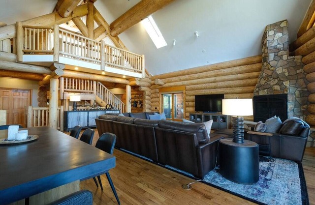 Luxury, Dog-Friendly Cabin w/Huge Mountain Views!!, Luxury, Dog-Friendly Cabin w/Huge Mountain Views
