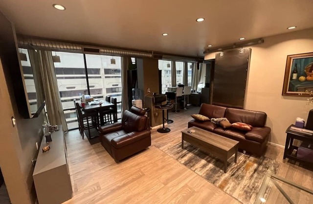Luxury Downtown Albuquerque Suite Spectacular City and Mountain Views