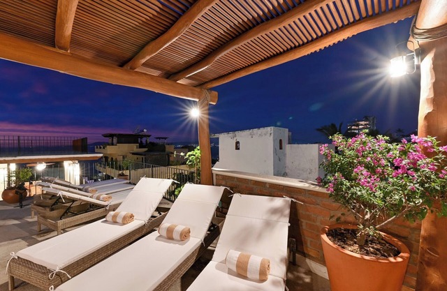 Luxury Downtown Villa - Private Rooftop Pool - Ocean Views