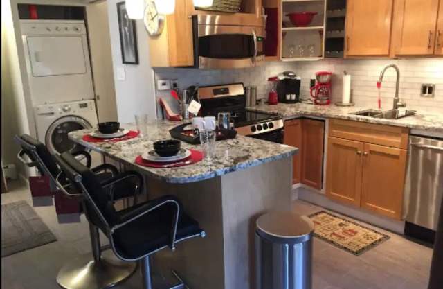 LUXURY Downtown PEARL St. Suite Retreat!