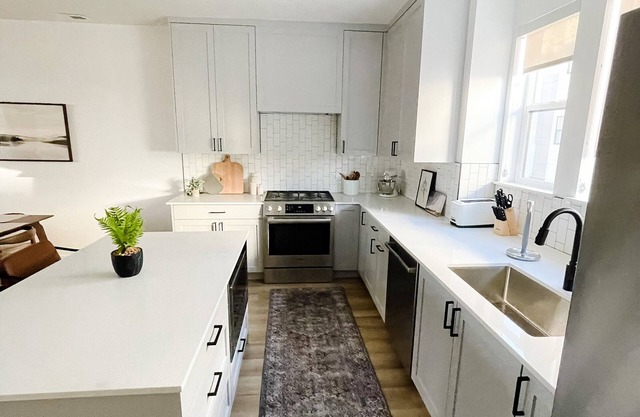Luxury Downtown Spacious 3 bedroom New Modern Townhome