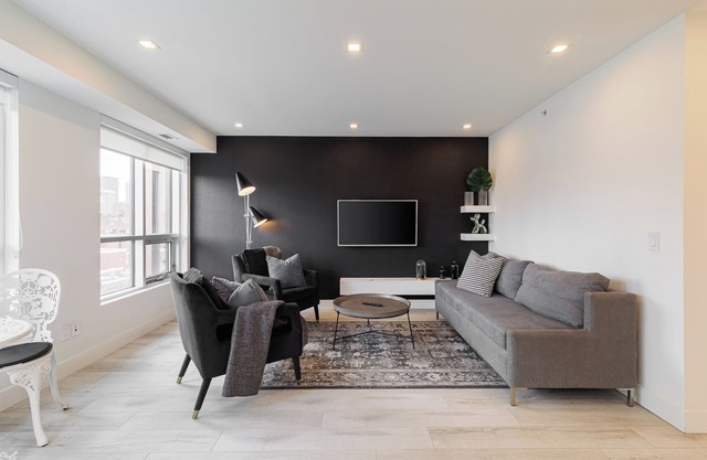 Luxury Downtown Suite w/Balcony Views, Air Conditioning + Free Parking