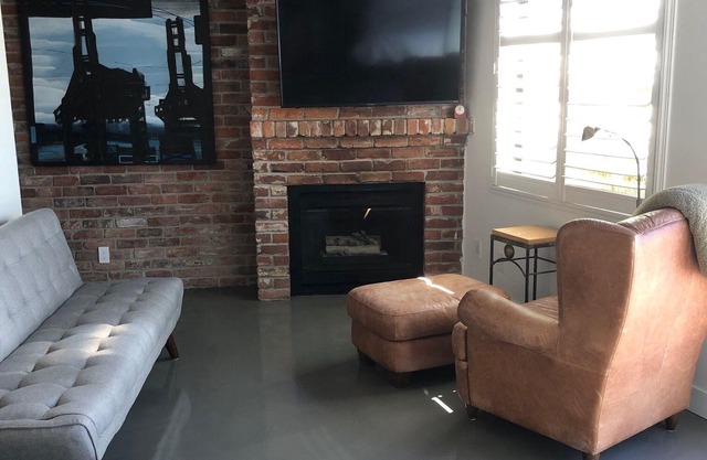 Luxus-Eigentumswohnung in der Innenstadt von Vancouver in trendigem Gastown mit privatem Süddeck