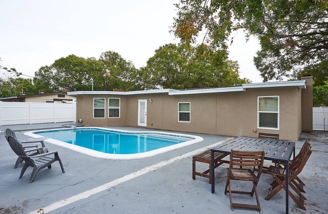Luxury Dream Getaway: Heated Pool House in Prime Location!