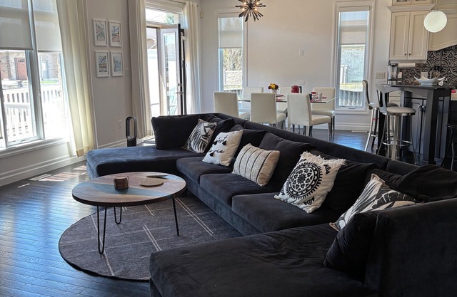 Luxury Dream Home – Beaches, Golf, Parks, Trails – Perfect for Families