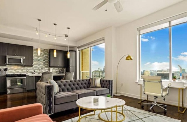 Luxury DT Highrise City Views, Gym, Pool, WFH