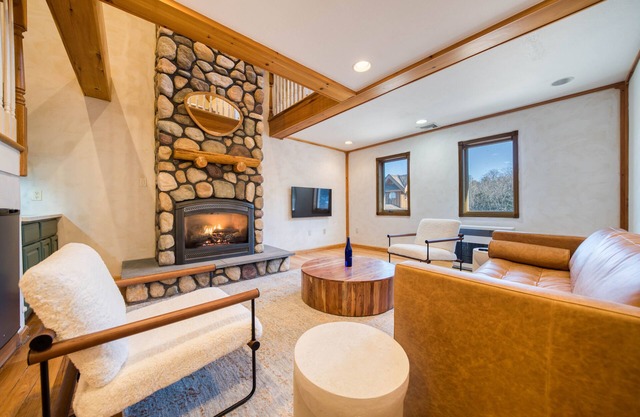 Luxury Duplex Suite - Jacuzzi, Fireplace, Steam Shower! Haus Windham