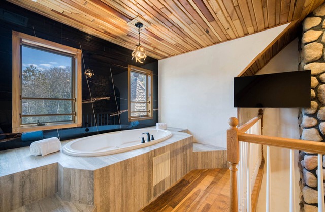 Romantic Luxury Suite - Jacuzzi, Fireplace, Mountain Views! Haus Windham
