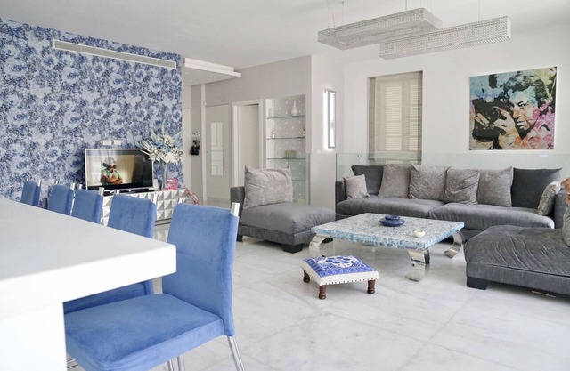 LUXUS-DUPLEX MIT GARTEN UND TERRASSE NAHE DEM MEER, KOSTENLOSES WIFI