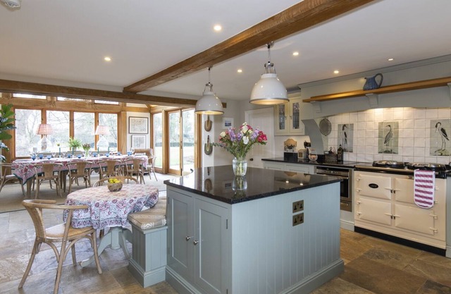 Luxury English Manor House, edge of Cotswolds, UK