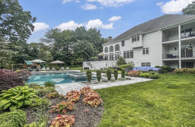Luxury Escape, seasonal Infinity Pool, HotTub, private yard, lots of space