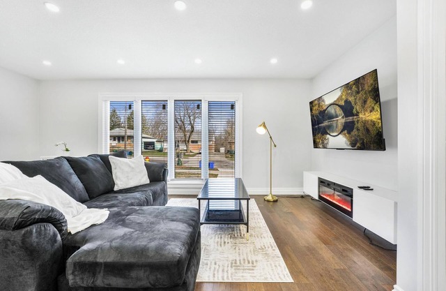 Luxury Estate+Renovated 5 BD+65"