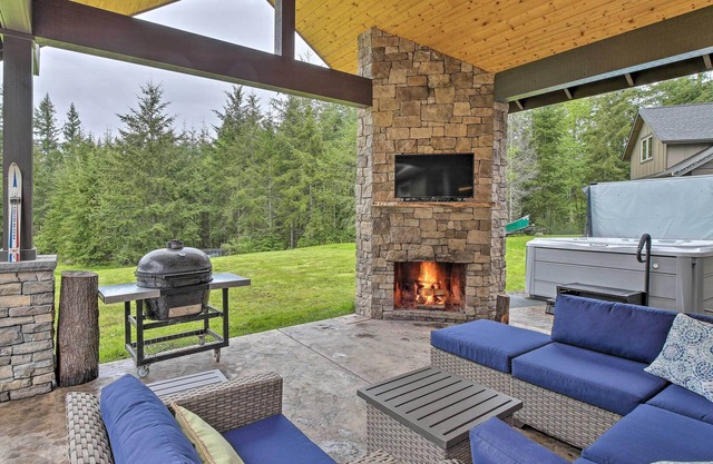 NEW! Luxury Fall City Retreat on 8 AC w/ Hot Tub!