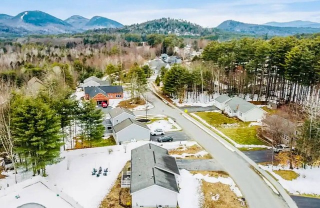 Luxury Fall Retreat with mountain views - 10 min to Lake George