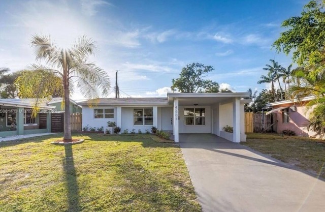 Luxury Family and Business Travel Home with Yard!