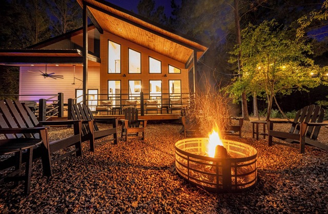 Luxury Family/Couple's Cabin/Outdoor Movie/Arcade/Hot Tub/Play Set/Hammocks