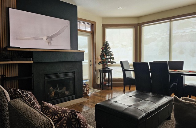 Luxury family friendly condo with private hot tub and ski in/out to green run