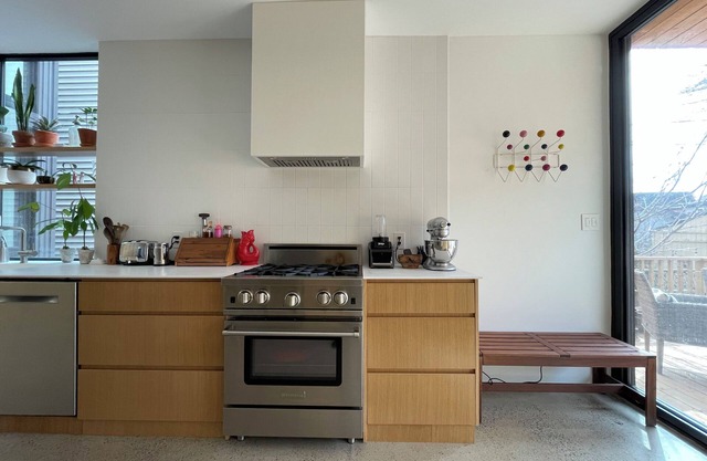Luxury Family Home Near Beaches & Parks | Sleeps 9 | Chef’s Kitchen & Yard