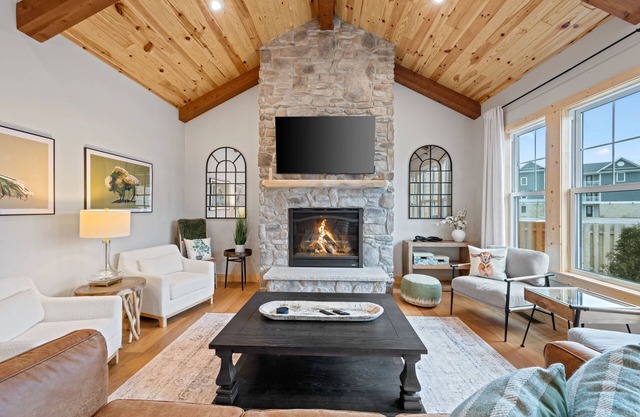 Downtown Sister Bay. 🐐🍻 🏖️ 2-story, 3 + 1 Bedrooms, 3.5 Baths. Loft & Game Room!