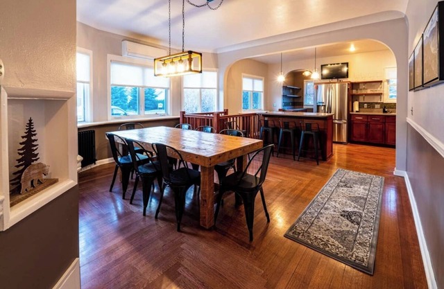 Luxury Family Stay in Downtown Cody Sleeps Up to 16