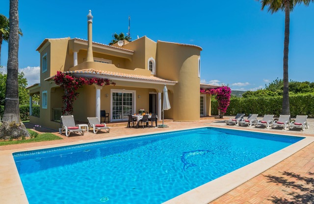 Ideale Villa für Ihren Traumurlaub….+ für Informationen kontaktieren Sie uns