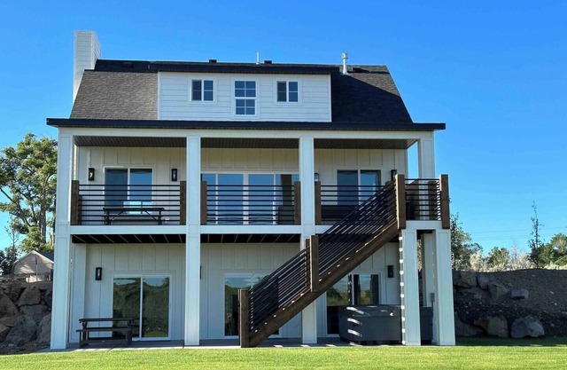 Luxury Farm Home @ Stoney Farms w/Private Hot Tub