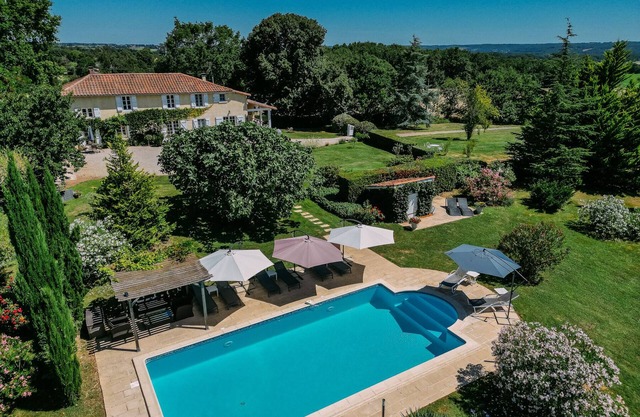 Luxus-Bauernhaus mit beheiztem Pool und herrlichem Blick auf die Berge.