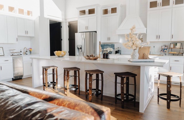Luxury Farmhouse with pool, 2 miles from Jamestown Marina!!