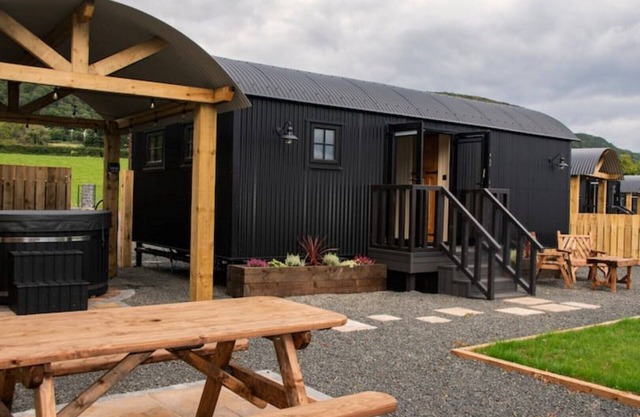 Luxury Five Person Shepherd Hut