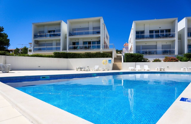 Luxury flat, heated pool, 5mn walk to the beach