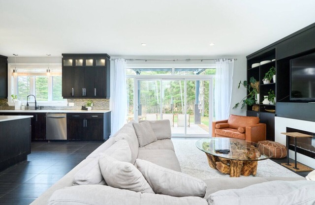 Luxury Forest Oasis 4 beds 4 baths and Hot tub