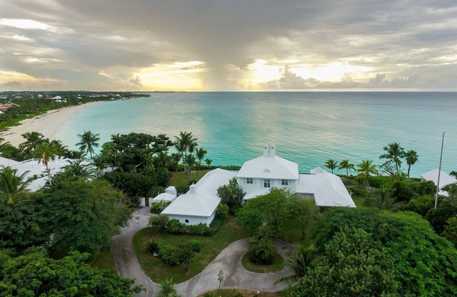 Luxury ,FULLY STAFFED, OCEAN FRONT Villa w/Pool in OLD FORT BAY, Nassau
