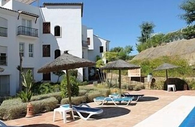 Luxus-Garten-Wohnung In Los Arqueros Golf & Country Club, Marbella + Wifi
