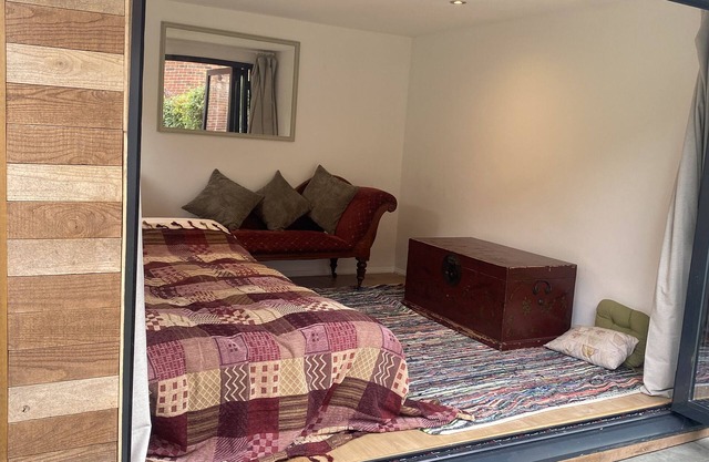 Luxury Garden Cabin near River Thames and Richmond Park