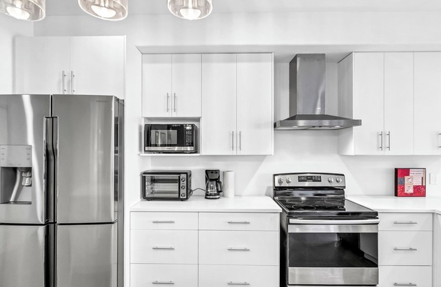 Luxury Garden suite| King Bed| Minutes to Beach