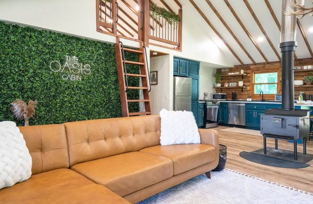 Luxury Getaway Cabin Hot Tub + Sauna and More!