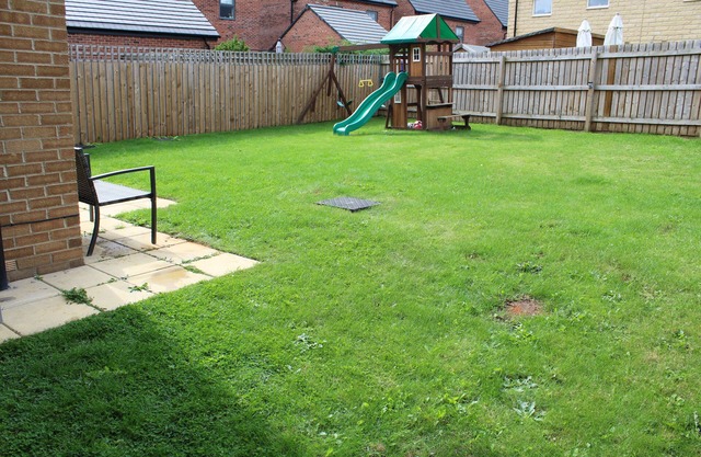 Luxury getaway home. 5 mins to Xscape and Junction 32 shopping centres!