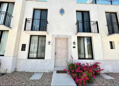 Luxury Getaway: Pool, jacuzzi & private balcony