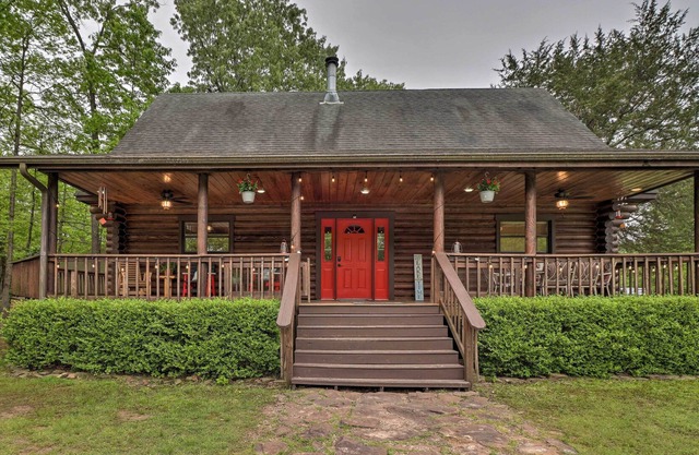 Luxury Greers Ferry Cabin w/ Large Deck & Fire Pit