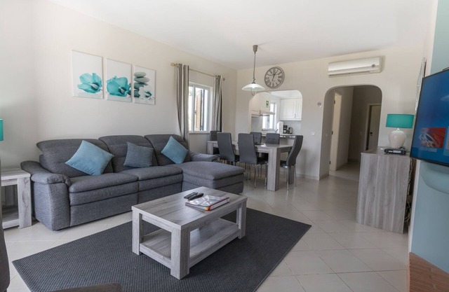 Neu renoviertes 3-Bett-Apartment im Erdgeschoss, WLAN, Live-UK-TV. & Klimaanlage