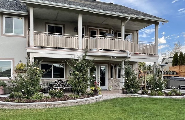 Luxury Guest Duplex - 3 Minutes from Freeway and Close to Everything Else!