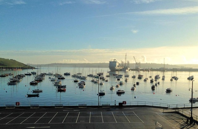 Luxury. Harbour-front. 2 Bedroom Apartment with Parking