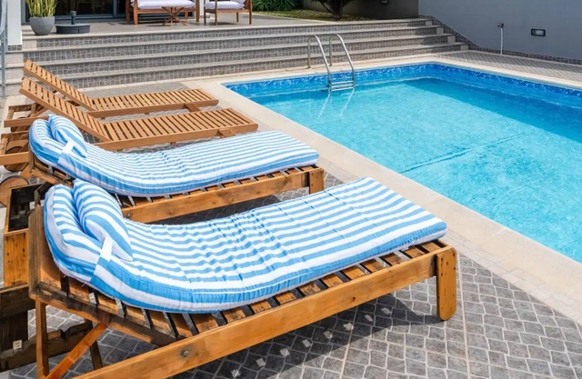 Luxury Haven: Heated Pool, AC & Sun