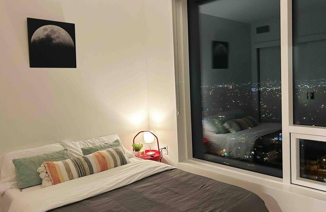Luxury high rise with skyline view, Next to sky train, super convenient, up to 5