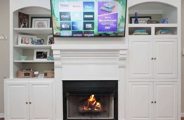 Luxury Highlands Townhouse, WALK TO ALL, 2 king 2.5 bath, fireplace,