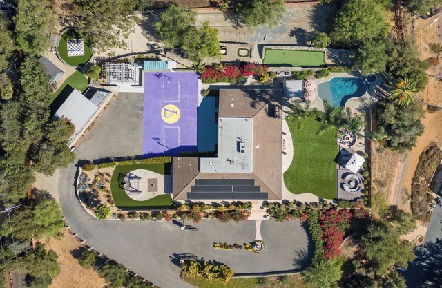 Luxury Hilltop Retreat: GameRoom/Volleyball/Putting Green/BasketBall Court&More!